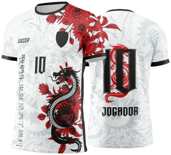 Camisa branca com dragão preto e flores vermelhas na frente, número 10 e caracteres asiáticos verticais. Nas costas, número 10 preto com dragão vermelho entre os dígitos e texto 'JOGADOR' em preto abaixo.