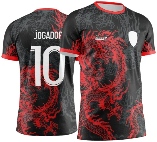 Camisa preta com dragão vermelho cobrindo frente e costas, detalhe branco no escudo à frente com texto SOCCER, costas exibindo o número 10 e nome JOGADOR em branco, mangas e gola com acabamento em vermelho.