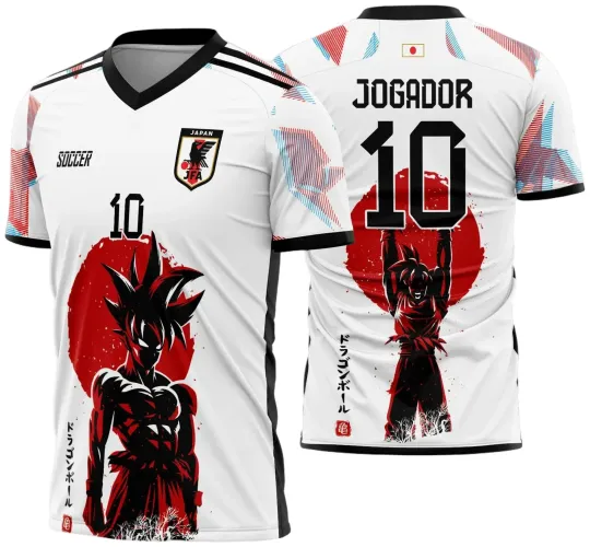 Camisa branca com gola em V preta, figura de Goku em silhueta preta e vermelha na frente com círculo vermelho, número 10 em preto, nas costas Goku ergue os braços diante do círculo vermelho, texto JOGADOR e número 10 em preto, detalhes em vermelho e azul nas mangas.