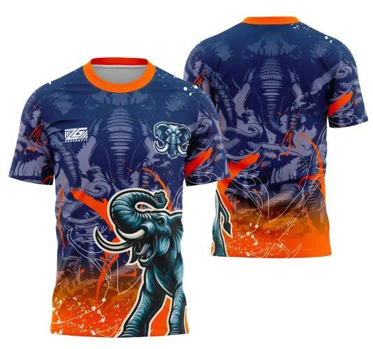 Camisa com elefante grande em tons de azul na frente, fundo azul escuro com detalhes em laranja e branco, gola laranja; costas apresentam elefantes em tons azul e cinza com manchas laranja e branco.