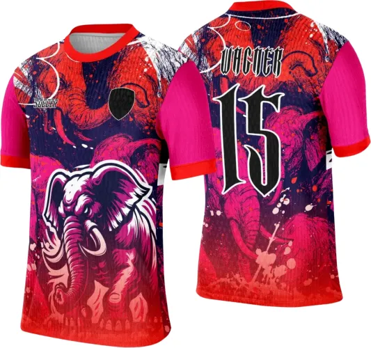 Camisa com elefante rosa e vermelho em destaque na frente, mangas rosa com punho vermelho. Costas exibem o número 15 em branco com contorno preto e a palavra WINNER no topo. Fundo com degradê e detalhes em azul e vermelho.