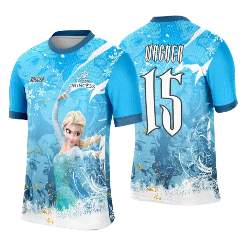 Camisa azul claro com frente ilustrada pela Elsa em pose dinâmica, flocos de neve e textos SOCCER e Disney PRINCESS; costas exibem o nome WICKER e o número 15 em branco com contorno preto, fundo decorado com detalhes gelados.