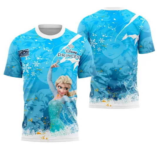 Camisa azul claro com figura da Elsa em destaque na frente, em pose magicamente ativa, e fundo de flocos de neve. Costas trazem rosto da Elsa em tom suave com detalhes brancos e dourados, gola branca e textos Disney PRINCESS e UVG visíveis.
