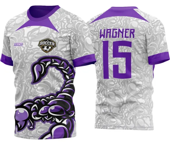 Camisa branca com fundo cinza texturizado de escorpiões, grande escorpião roxo e preto na frente, gola e punhos roxos, escudo 'SOCCER SPORTS CLUB' no peito. Nas costas, nome WAGNER e número 15 em roxo sobre o fundo cinza.