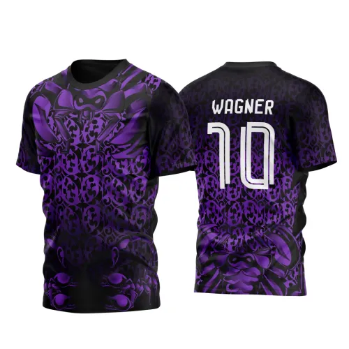 Camisa com escorpião roxo estilizado na frente em fundo preto com arabescos roxos, e nas costas escorpião menor, nome WAGNER e número 10 em branco, todo o fundo com padronagem em arabesco roxo sob preto