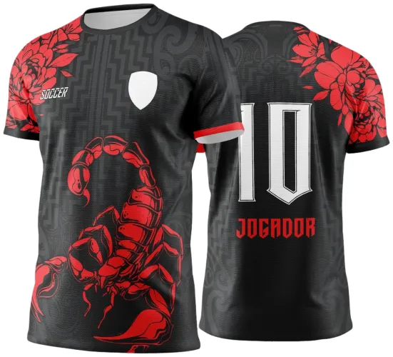 Camisa preta com escorpião vermelho grande na frente, flores vermelhas no ombro esquerdo, escudo branco no peito direito e texto Soccer. Nas costas, número 10 branco com texto JOGADOR em vermelho e flores vermelhas no ombro direito.