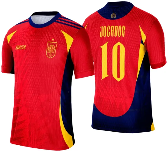 Camisa vermelha com detalhes amarelos e azul-marinho, escudo amarelo da Espanha na frente, texto 'SOCCER', costas com nome 'JOGADOR' e número 10 em amarelo.