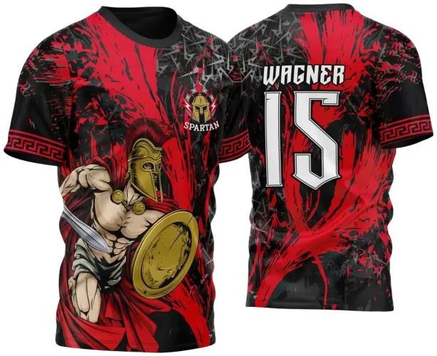 Camisa com arte de guerreiro espartano em ataque na frente com escudo dourado, fundo vermelho e preto; nas costas nome Wagner e número 15 em branco sobre fundo em pinceladas vermelhas e pretas.
