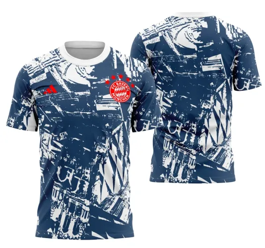 Camisa azul marinho com estampa abstrata branca na frente e costas, escudo do FC Bayern München vermelho no peito esquerdo, logo Adidas vermelho no peito direito e gola branca. Estilo moderno com efeito desgastado na estampa.