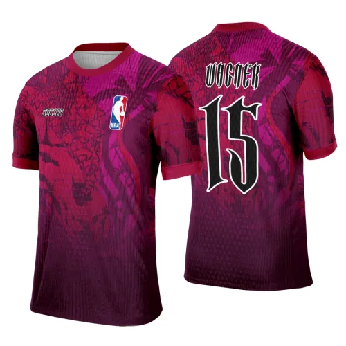 Camisa esportiva com frente em degradê roxo e vinho e detalhes abstratos, logo NBA no peito direito, palavra SOCCER no esquerdo, costas com número 15 preto e nome VICTOR em branco estilo gótico.