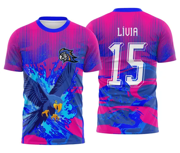 Camisa esportiva com logo no peito destacando o desenho de uma arara vibrante e estampa grande nas costas com cores fortes e detalhes que remetem à natureza tropical.