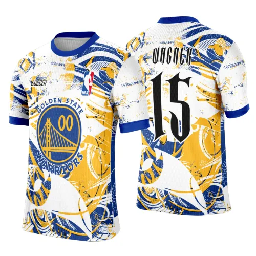Camisa com arte abstrata nas cores azul, amarelo e branco, escudo do Golden State Warriors e número 00 na frente, nome VAGNER e número 15 em letras góticas nas costas, detalhes gráficos e fundos texturizados.