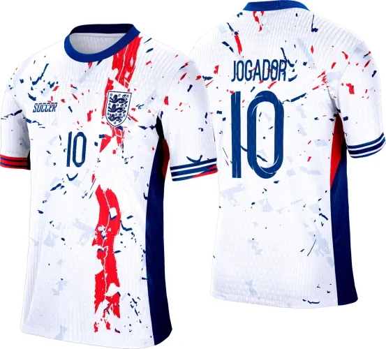 Camisa branca com golas e punhos azuis, faixa vermelha vertical na frente, escudo com três leões em azul, número 10 na frente e costas, nome JOGADOR atrás, detalhes respingados em azul e vermelho.