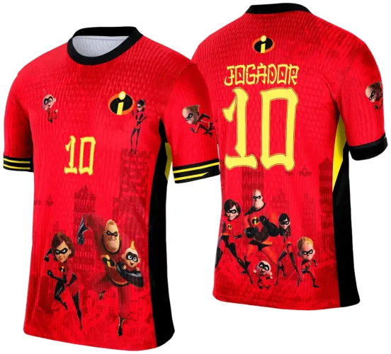Camisa vermelha com detalhes em preto e amarelo, frente com a família Incríveis em ação e número 10 em amarelo, costas com texto JOGADOR, número 10 e grupo da família Incríveis, mangas com mascotes e listras, fundo com prédios em tom vermelho.