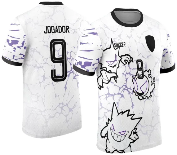 Camisa branca com estampa de fantasmas Pokémon Gengar, Haunter e Gastly em traços pretos e detalhes roxos na frente, com número 9 e texto SOCcER; atrás, escrita JOGADOR e número 9 em preto, mangas com padrão roxo e detalhes em preto.