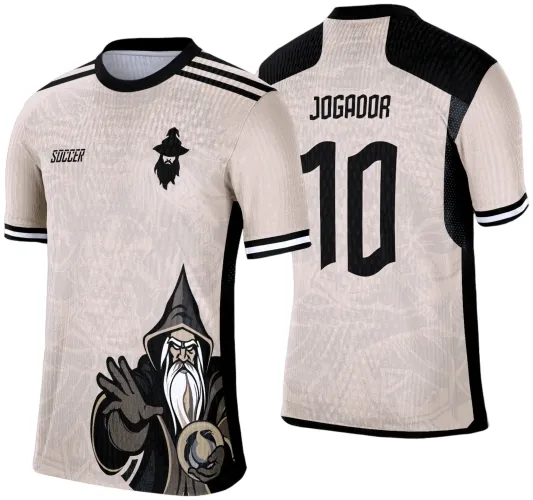 Camisa branca com mascote de feiticeiro na frente à esquerda e grande feiticeiro com capuz segurando esfera; costas com texto JOGADOR e número 10 em preto, gola e mangas com detalhes pretos e brancos.