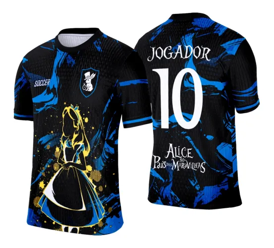 Camisa preta e azul com silhueta amarela da Alice na frente, escudo com coelho de cartola, palavra Soccer, costas em preto e azul com número 10 branco e textos JOGADOR e ALICE NO PAÍS DAS MARAVILHAS.