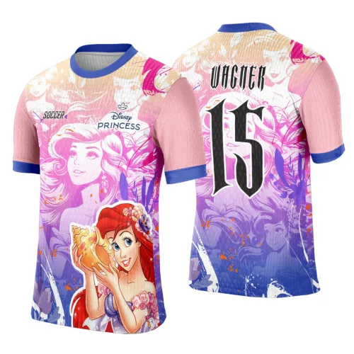 Camisa feminina com artes da princesa Ariel na frente em rosa e roxo com fundo degradê, e nas costas o número 15 em preto com o nome Victer acima em fonte gótica, gola e punhos azuis completam o design.