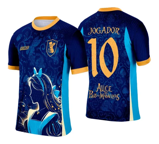 Camisa feminina azul com arte de Alice em perfil na frente, coelho com cartola no escudo ao lado, detalhes dourados; costas exibem número 10 e nome JOGADOR em dourado, sob texto Alice no País das Maravilhas.
