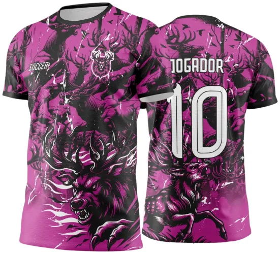 Camisa feminina com estampa rosa e preta mostrando cervos agressivos e em movimento na frente, com texto SOCCER e escudo no peito. Nas costas, cervo relinchando, número 10 grande e texto JOGADOR.