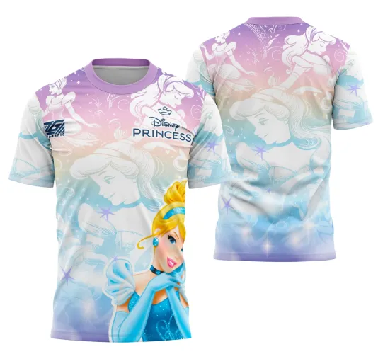 Camisa feminina com arte da Cinderela colorida grande na frente e várias imagens esboçadas em branco e lilás rosa degradê no fundo. Frente com logo Disney PRINCESS e costas com várias poses da princesa em branco. Fundo em cores suaves e degradê.