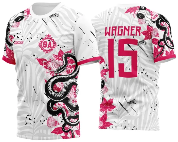 Camisa feminina branca com cobra preta enrolada nas flores rosas na frente e fundo com listras cinza tipo zebra. Costas mostram nome 'WAGNER' em rosa e número 15 grande, destacando design vibrante e moderno.
