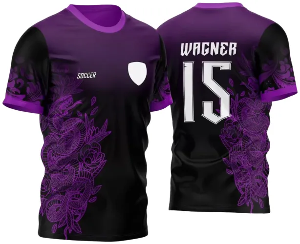 Camisa preta com degradê roxo na gola e mangas, estampa lateral de cobra e flores roxas, escudo branco na frente com a palavra SOCCER, costas com nome WAGNER e número 15 em branco.