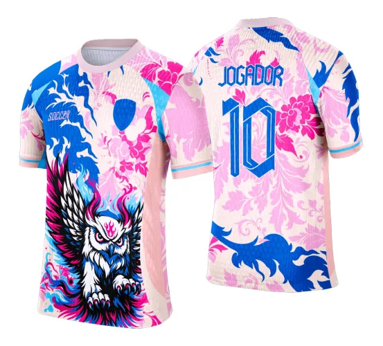 Camisa feminina com figura de coruja em chamas na frente, cores rosa, azul e bege, fundo floral, costas com estampa floral e texto azul com nome JOGADOR e número 10