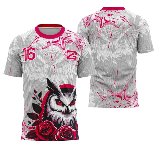 Camisa feminina com frente predominante branca em degradê cinza, coruja estilizada de olhos vermelhos e rosas vermelhas na parte inferior, números 16 e 2 no peito em rosa, gola rosa; costas com padrão abstrato rosa e cinza.