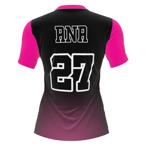 Camisa feminina de vôlei com design moderno em preto e rosa, detalhes estilizados nos ombros, mangas e gola rosa, número grande na frente e nas costas, além de nome personalizado.