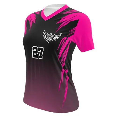 Camisa feminina de vôlei com design moderno em preto e rosa, detalhes estilizados nos ombros, mangas e gola rosa, número grande na frente e nas costas, além de nome personalizado.
