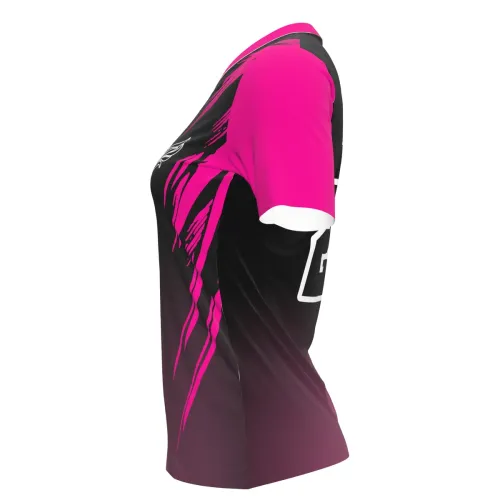 Camisa feminina de vôlei com design moderno em preto e rosa, detalhes estilizados nos ombros, mangas e gola rosa, número grande na frente e nas costas, além de nome personalizado.