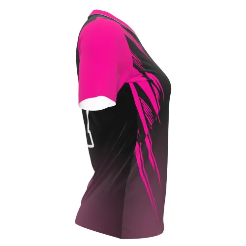 Camisa feminina de vôlei com design moderno em preto e rosa, detalhes estilizados nos ombros, mangas e gola rosa, número grande na frente e nas costas, além de nome personalizado.