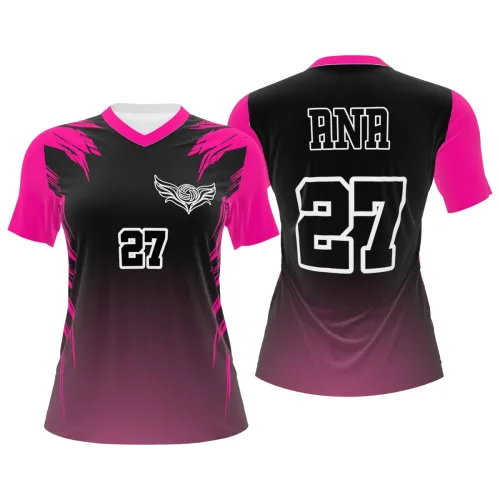Camisa feminina de vôlei com design moderno em preto e rosa, detalhes estilizados nos ombros, mangas e gola rosa, número grande na frente e nas costas, além de nome personalizado.