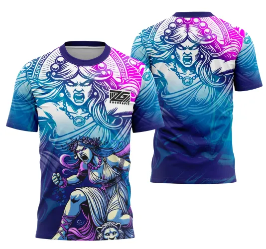 Camisa com estampa frontal de uma deusa grega em pose feroz, com túnica branca e detalhes lilás, leão na parte inferior; costas exibem o rosto inflamado da deusa em azul e roxo com fundo degradê rosa.