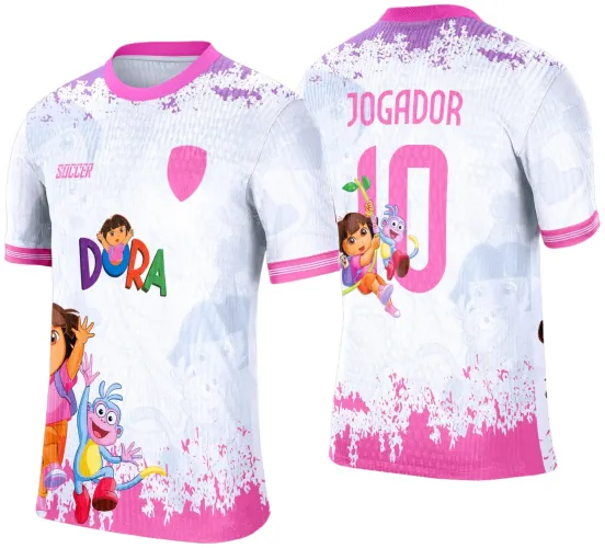Camisa feminina com frente branca, gola rosa, imagem colorida de Dora e Boots na parte inferior, escudo rosa e textos 'SOCCER' e 'DORA'; costas brancas com número 10 e nome JOGADOR em rosa, Dora e Boots no lado esquerdo brincando.