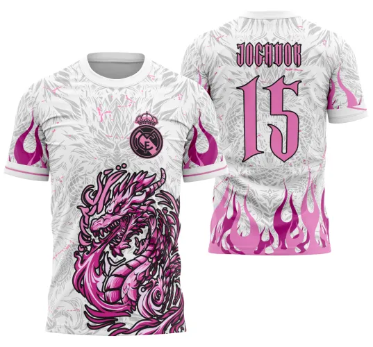 Camisa branca com fundo tribal cinza claro. Na frente, dragão rosa detalhado e escudo preto e rosa. Mangas com chamas rosa. Nas costas, texto JOGADOR, número 15 em rosa e chamas rosa na barra inferior.