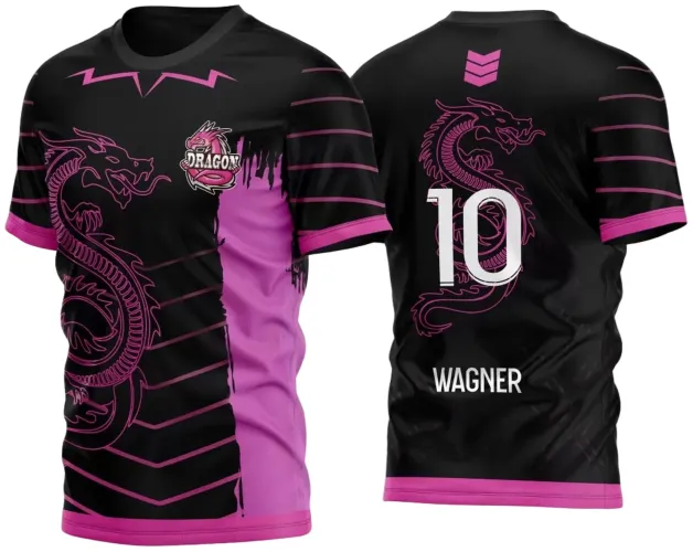 Camisa feminina com dragão rosa detalhado na frente sobre fundo preto e rosa, escudo com texto DRAGON, costas pretas com dragão rosa, número 10 branco e nome WAGNER. Detalhes rosa nas mangas e na barra.