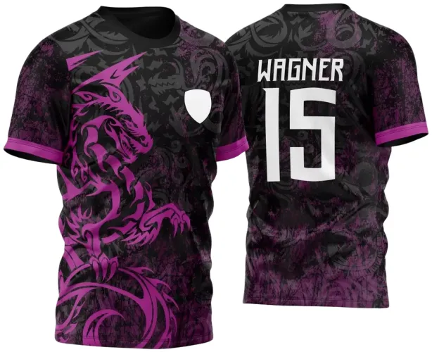 Camisa feminina com dragão tribal rosa em frente sobre fundo preto e detalhes roxos. Costas têm nome WAGNER e número 15 em branco. Mangas com faixa rosa e escudo branco frontal.
