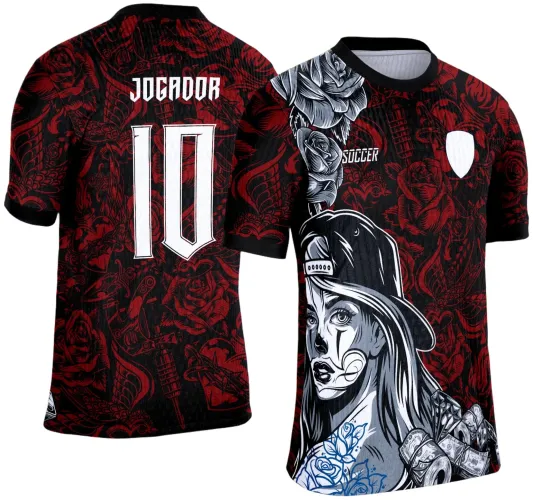 Camisa com estampa feminina de rosto tatuado estilo caveira com boné, fundo vermelho e preto com rosas e elementos de tatuagem; costas com número 10 e 'JOGADOR' em branco sobre fundo vermelho e preto com rosas.