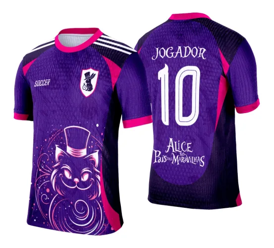 Camisa roxa com detalhes em rosa, frente com grande estampa de gato sorridente usando cartola e escudo com o mesmo gato no peito; costas mostram o texto JOGADOR, número 10 e ALICE NO PAÍS DAS MARAVILHAS, com detalhes em preto e rosa