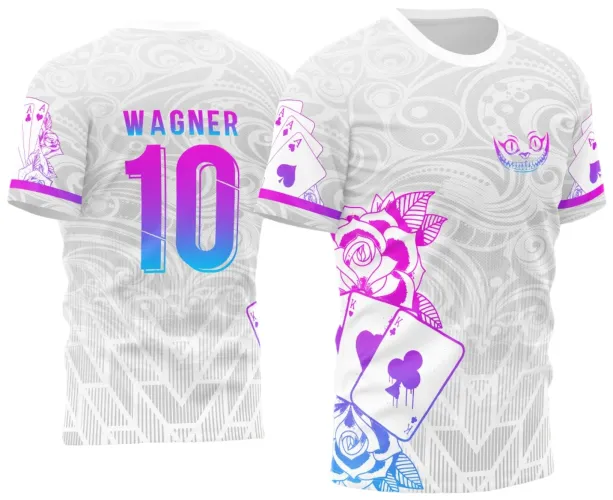 Camisa branca com fundo brilhante em padrões florais cinza claro, rosto de gato sorridente em rosa e azul na frente, cartas e flores em rosa e azul nas mangas, nome WAGNER e número 10 em degradê rosa e azul nas costas