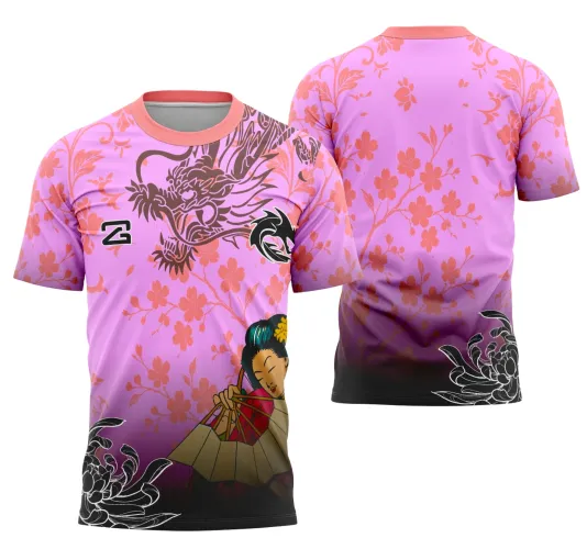 Camisa feminina com fundo rosa e flores vermelhas, apresenta um dragão marrom frontal e gueixa segurando sombrinha. Costas rosa com degradê para preto, estampa floral em preto e branco, detalhe número 2 e símbolo preto na frente.