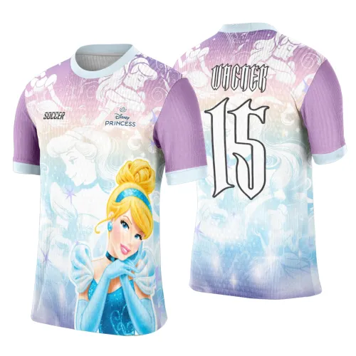 Camisa feminina com figura central da Cinderela em vestido azul na frente e número 15 com nome VICIER nas costas, fundo em degradê lilás e azul com detalhes em branco e mangas lilás com punho azul claro.