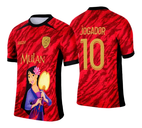 Camisa feminina vermelha com estampa zebrada escura e detalhes pretos; frente com Mulan segurando leque amarelo e texto MULAN; costas em vermelho com número 10 e nome JOGADOR em dourado.