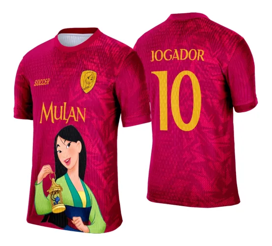 Camisa feminina magenta com frente ilustrada pela personagem Mulan segurando lanterna dourada, textos SOCCER e MULAN em amarelo, escudo de Mulan no peito. Costas com número 10 grande e palavra JOGADOR em amarelo sobre fundo com textura geométrica.