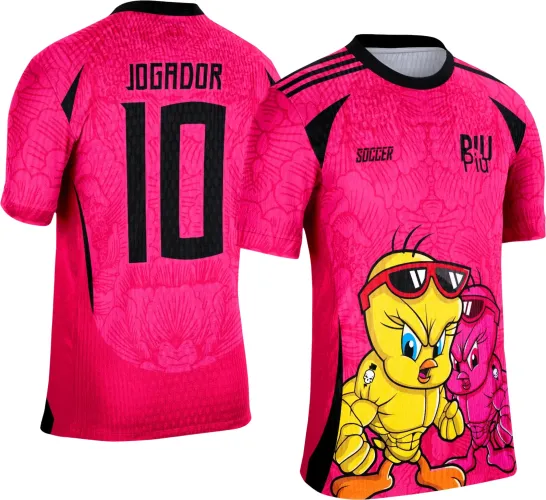 Camisa feminina rosa com design frontal de Piu-Piu musculoso amarelo e rosa usando óculos escuros vermelhos, texto 'SOCCER' e 'PIU Piu'. Costas exibem número 10 e 'JOGADOR' em preto, gola e detalhes pretos.