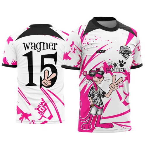 Camisa branca com detalhes rosa e preto mostrando a Pantera Rosa em pose de paz com óculos escuros na frente, 'PINK PANTHER' escrito ao lado e escudo 'SEU ESCUDO'. Nas costas, o nome wagner e o número 15 com sinal de paz na numeração.