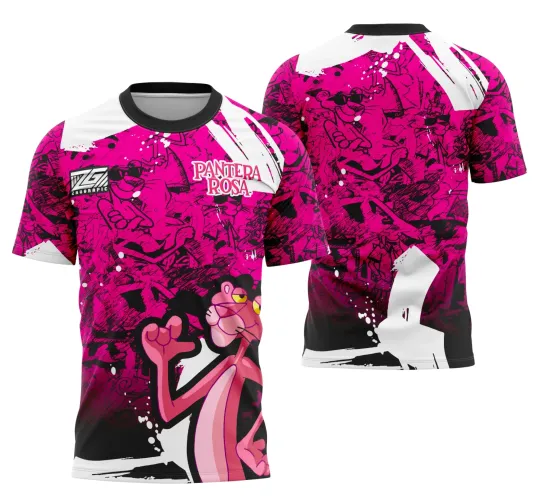 Camisa feminina cheia de energia com fundo rosa vibrante e desenhos da Pantera Rosa. Na frente, uma grande figura da Pantera Rosa com pose 'hang loose' e o texto PANTERA ROSA. Nas costas, várias imagens da Pantera Rosa em linhas pretas e detalhes em branco.