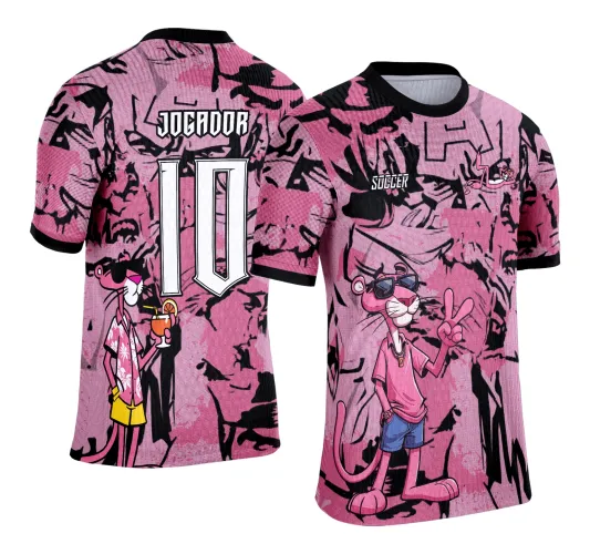 Camisa feminina rosa com estampa camuflada urbana preta. Na frente, Pantera Rosa com bermuda jeans e óculos escuros, sinalizando paz e texto 'SOCCER'. Nas costas, Pantera Rosa com bebida, texto 'JOGADOR' e número 10 em branco.
